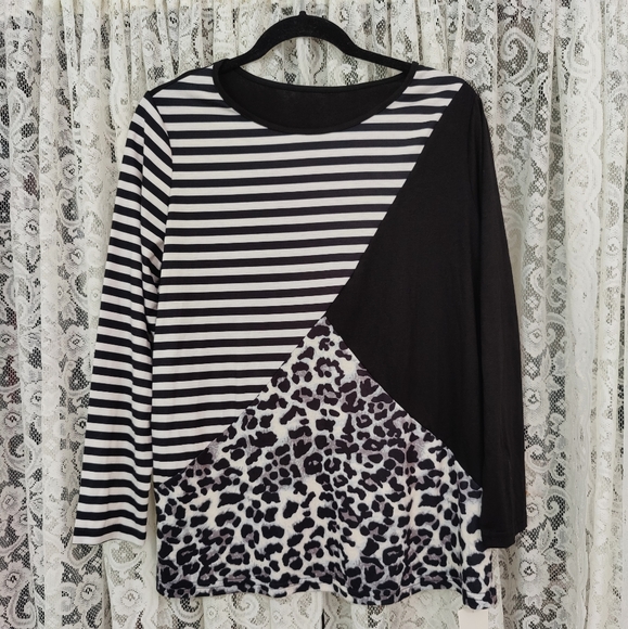 BloomChic Tops - NWT Bloomchic black and white long sleeve top size 10